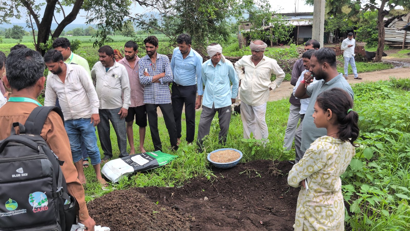 Carbonify’s team working with farmers during Khaad Banao Abhiyaan