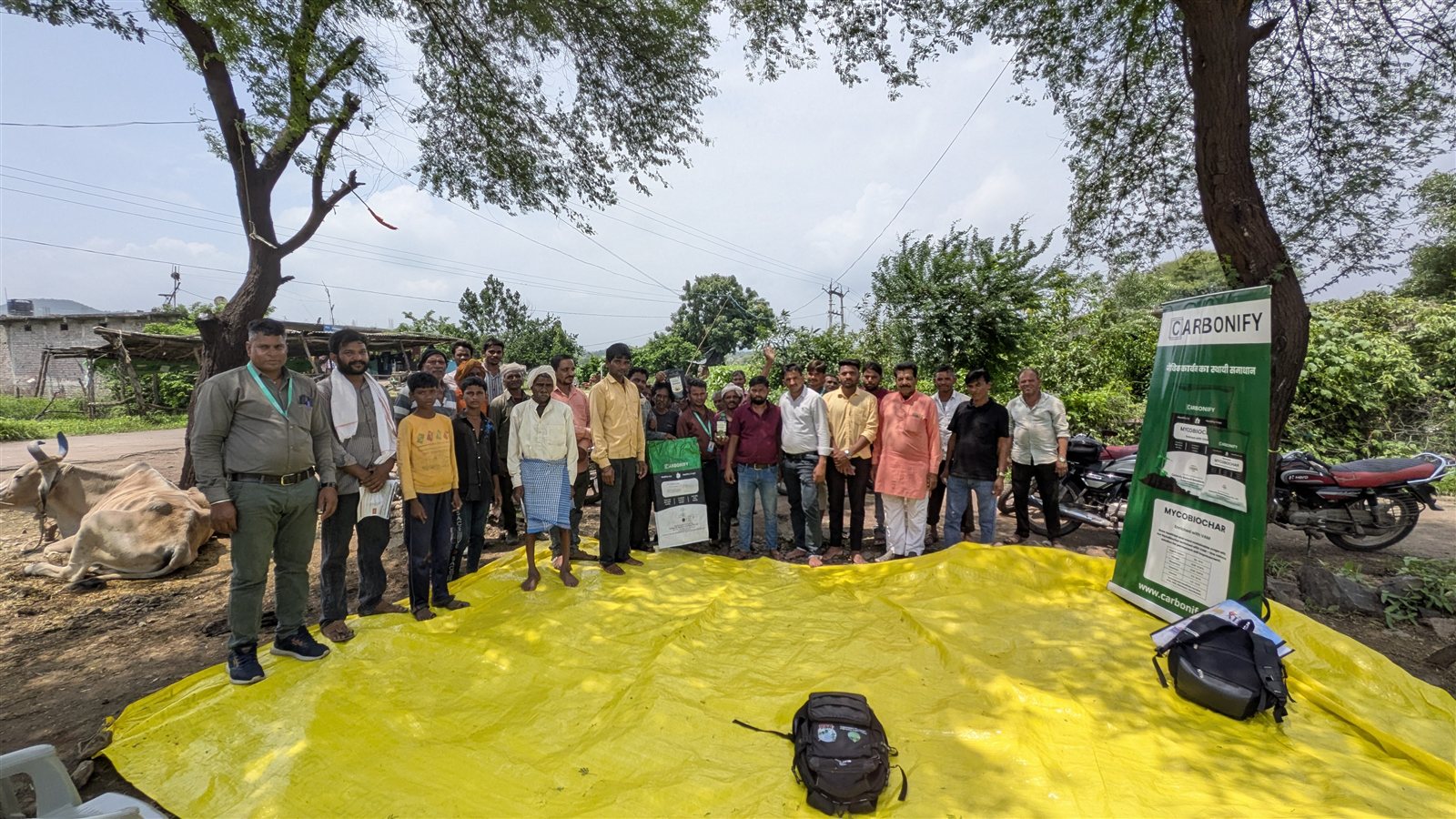 Carbonify field team with farmers during Khaad Banao Abhiyaan